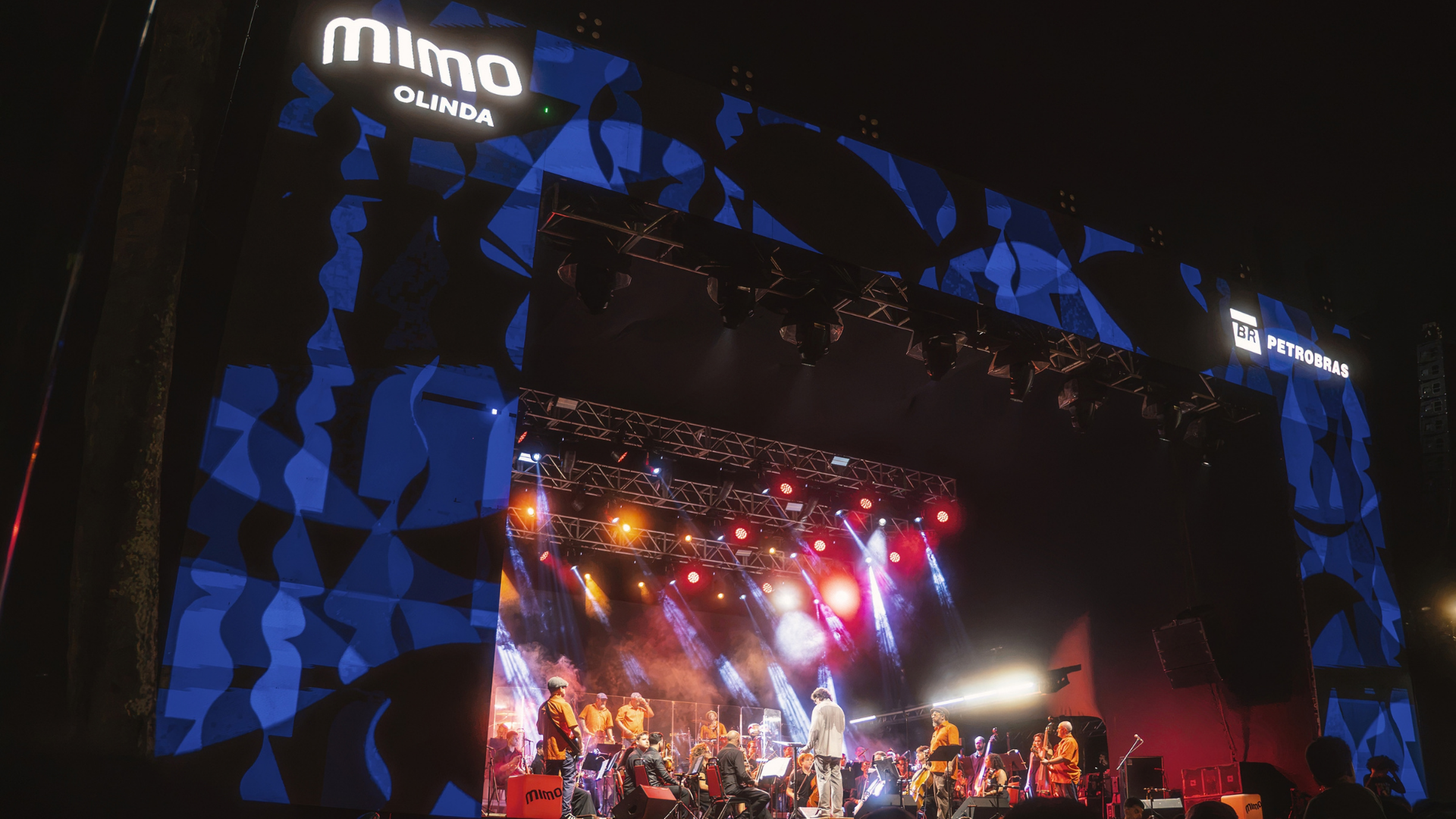Nação Zumbi se apresentou em concerto sinfônico celebrando 30 anos do disco “Afrociberdelia” no MIMO Festival